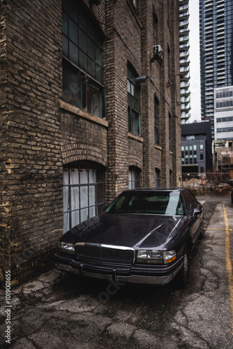 Canvas Print vintage 80s American car at street of New York city by brick building