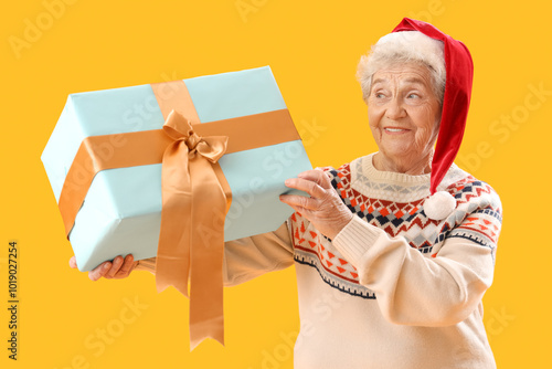 Senior woman in Santa hat w...