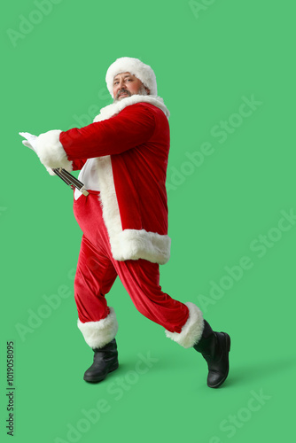Dancing Santa Claus on gree...