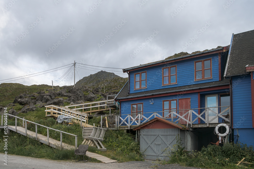 Blaues Holzhaus in Kamoyvaer in Norwegen Blaues Holzhaus in Kamoyvaer in Norwegen