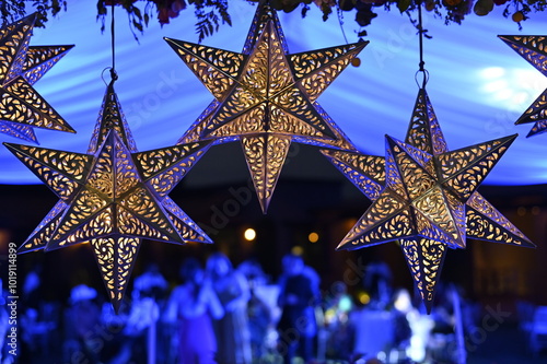 tres estrellas navideñas de latón en entorno azul 