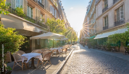 Charmante rue pavée  de Paris, avec la terrasse d'un café à la lumière du soleil

Une terrasse d'un café parisien typique avec des chaises extérieures et une rue pavée
