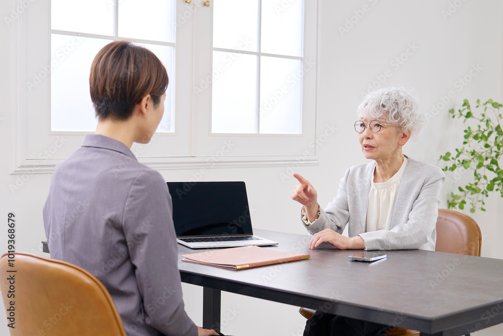 © siro46 - 部下を叱る上司 © siro46 - 部下を叱る上司