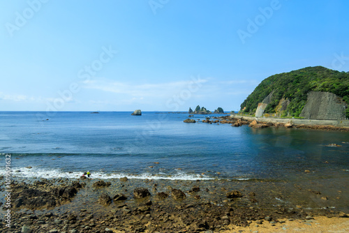 伊豆半島の最南端、下田駅から出発する東海バス。
海岸線を走り、中木へと至る。
バスの車窓からの風景。
古の大行者、役小角に由来があると言われる、蓑掛岩、蓑掛島。
奇岩が連なる。

静岡県伊豆半島賀茂郡南伊豆町-2024年
 photo