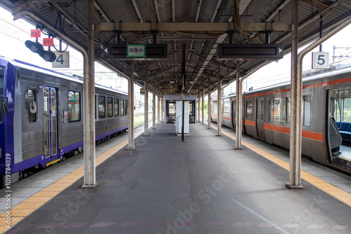 駅に停車する列車