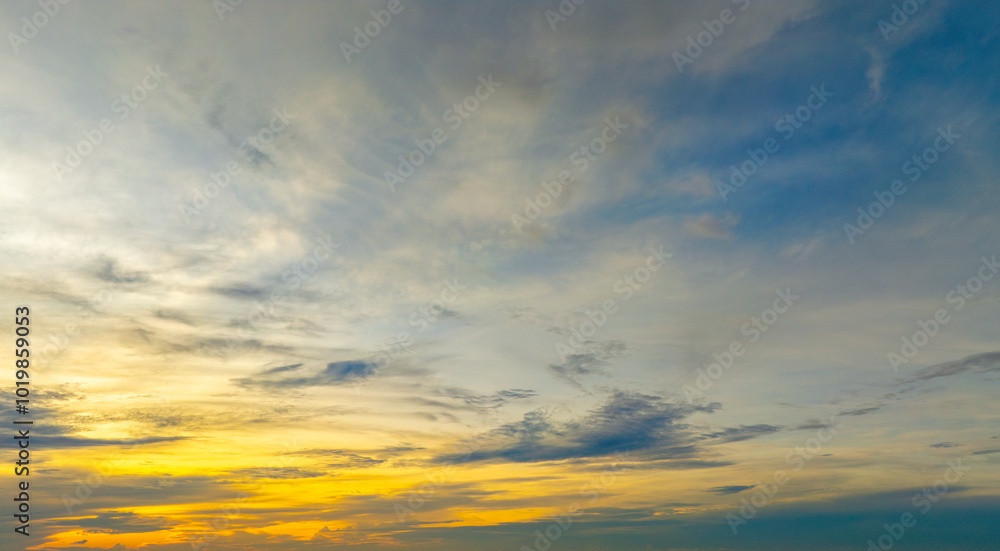Obraz premium Enjoy a panoramic view of the skyline. The sun rises in the morning sky with colorful clouds. and beautiful cloud patterns In the soft light of the morning 