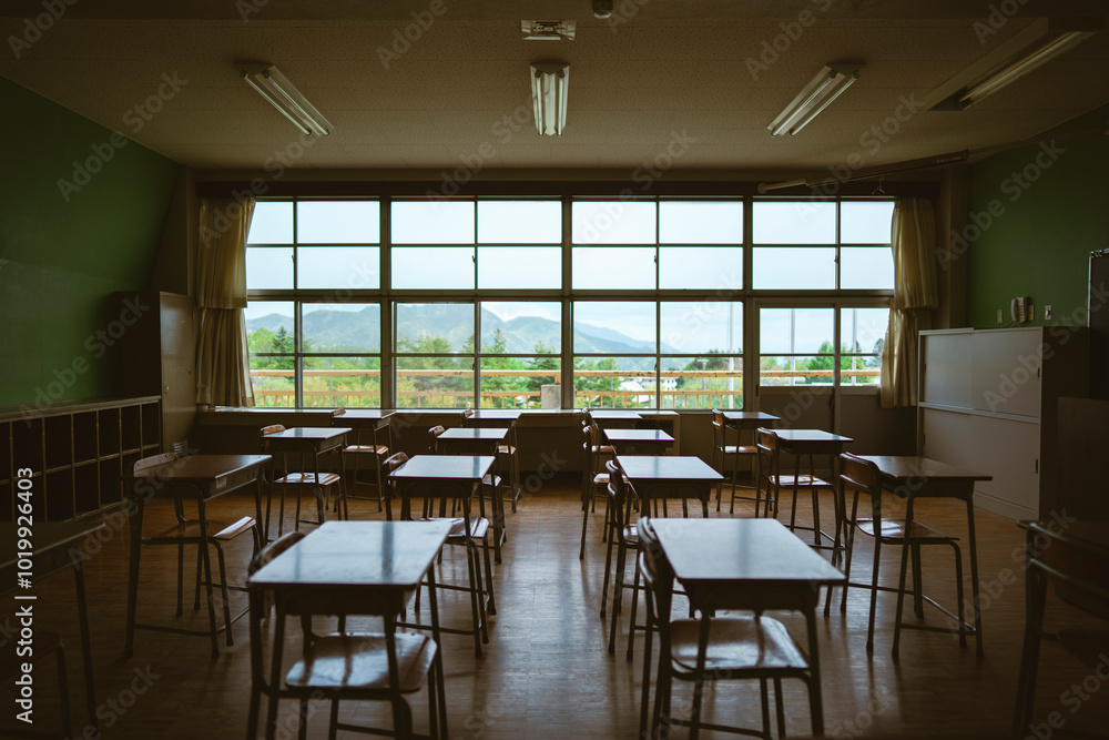 Fototapeta premium 窓から山が見える田舎の学校の教室