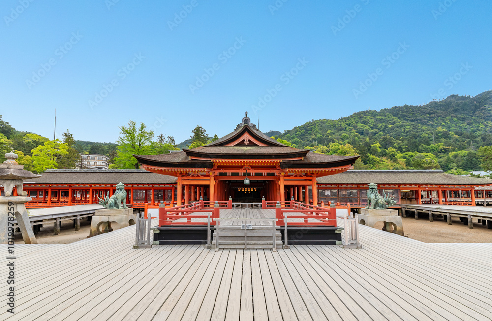 Fototapeta premium 世界遺産・日本三景厳島神社本社祓殿 広島県廿日市市宮島