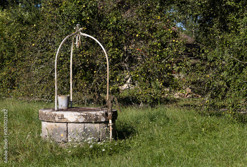 Puits ancien en pierre dans un jardin  photo