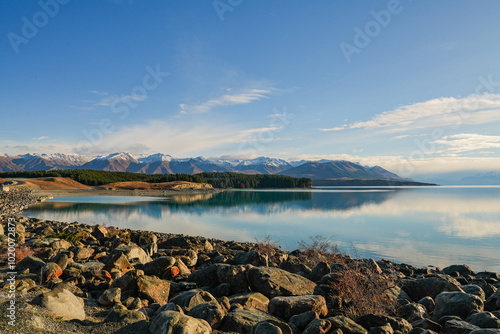Wallpaper Mural Lake Pukaki, a stunning lake in New Zealand, known for its turquoise blue waters and panoramic views of the surrounding mountains. A must-see destination for nature lovers. Torontodigital.ca