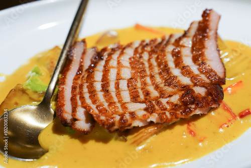 Obraz na płótnie Thai food, sliced pork with curry, close up. w salonie