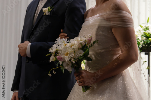 Obraz na płótnie bride and groom with bouquet in the wedding hall w salonie
