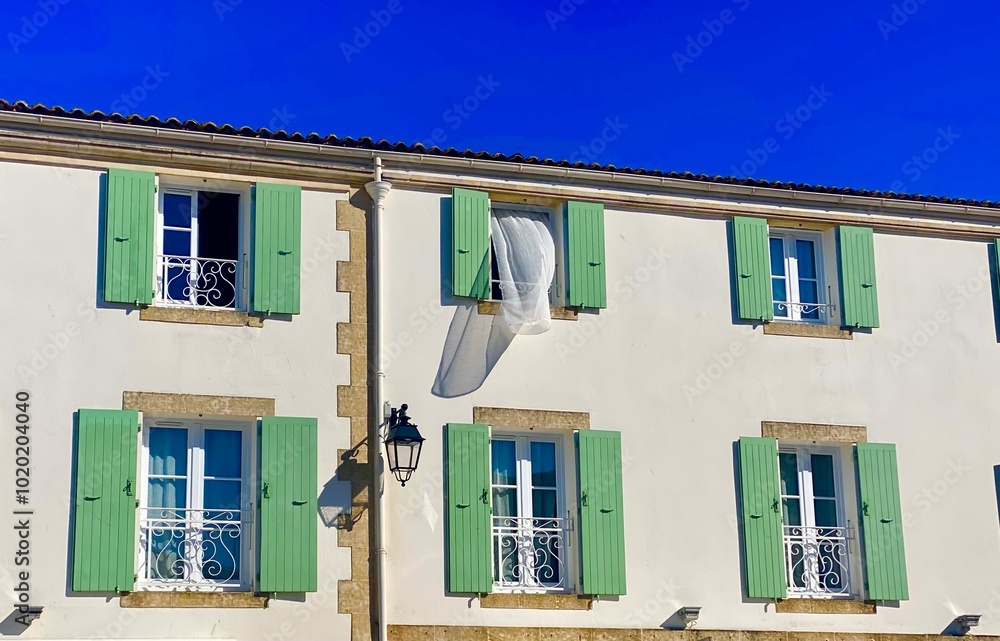 Φωτογραφία Sunny day in the charming town of Saint Martin de Re in France