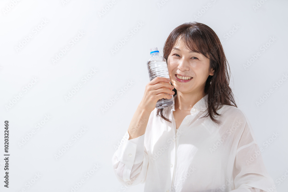 ミネラルウォーターを持つ女性 ミネラルウォーターを持つ女性