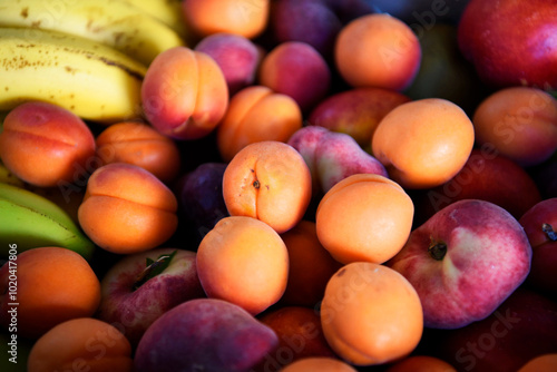 Foto fruits frais mures abricot pêche banane en vrac