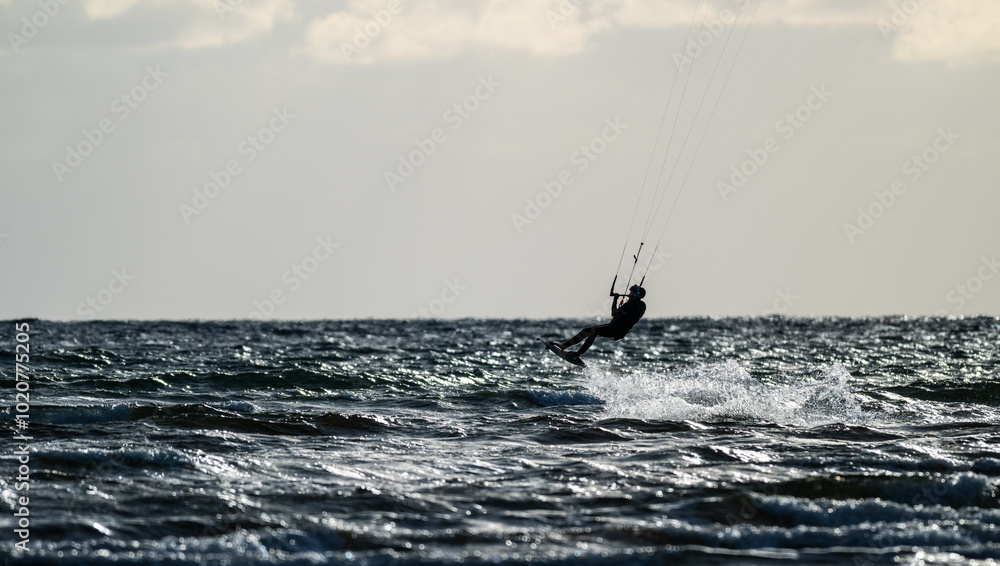 Obraz premium Kite surfing in a windy evening.