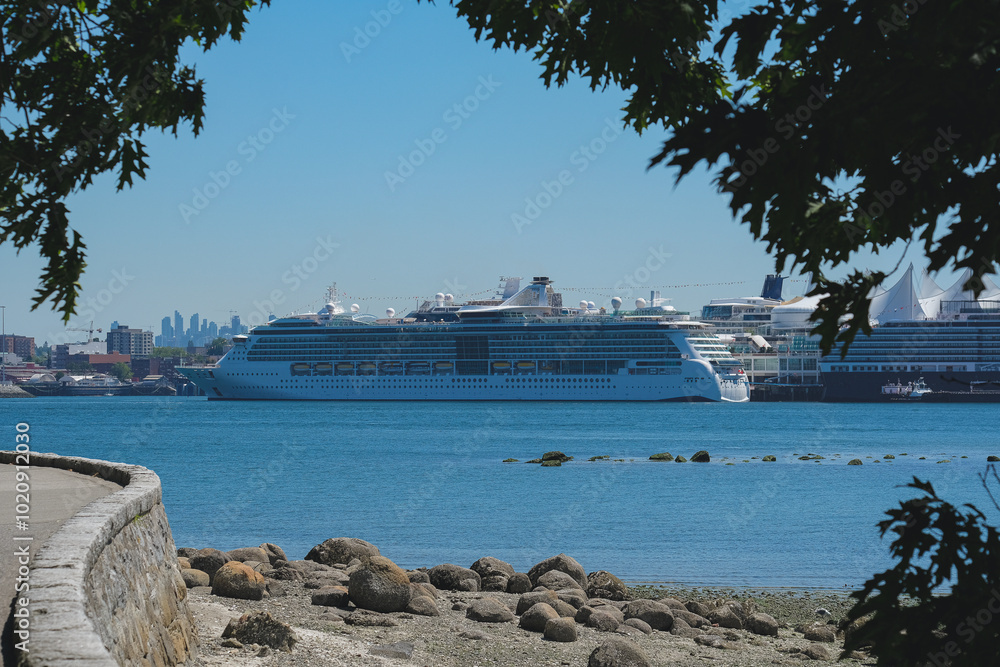 Φωτογραφία Modern cruiseship cruise ship ocean liner Brilliance sail away departure from po