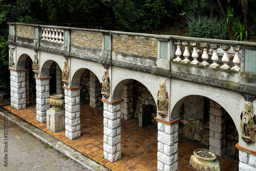 Kolonnade auf dem Colline du Château in Nizza photo