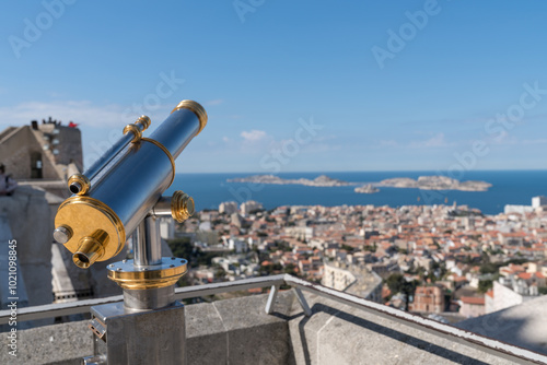 Longue vue sur la rade de Marseille et les îles du Frioul depuis la Basilic Notre Dame de la Garde