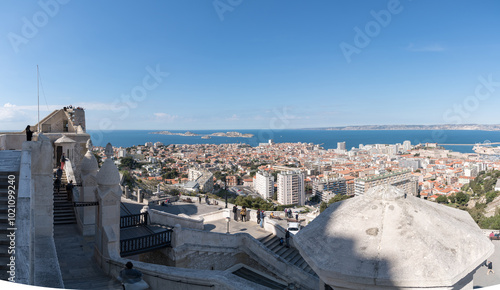 Vue Panoramique sur la Rade de Marseille depuis la Basilic Notre Dame de la Garde photo