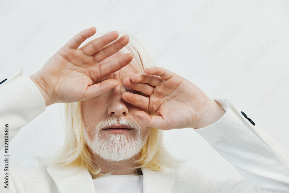 Φωτογραφία Portrait of a person with long white hair and beard, gently covering their eyes