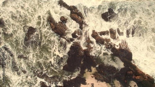 video 4k de vista cenital de playa rocosa olas y espuma 