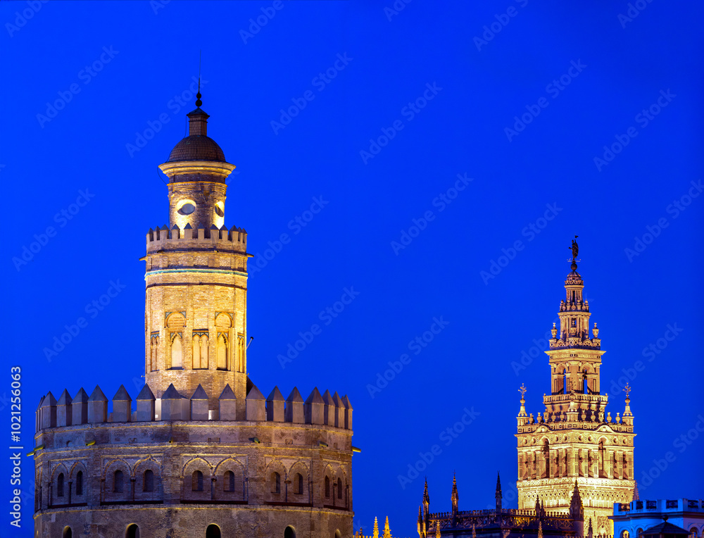 Fototapeta premium Iconic Towers of Seville Captured at Night