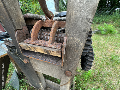 Slika na platnu Transmission mechanism of a manual animal feed grinder