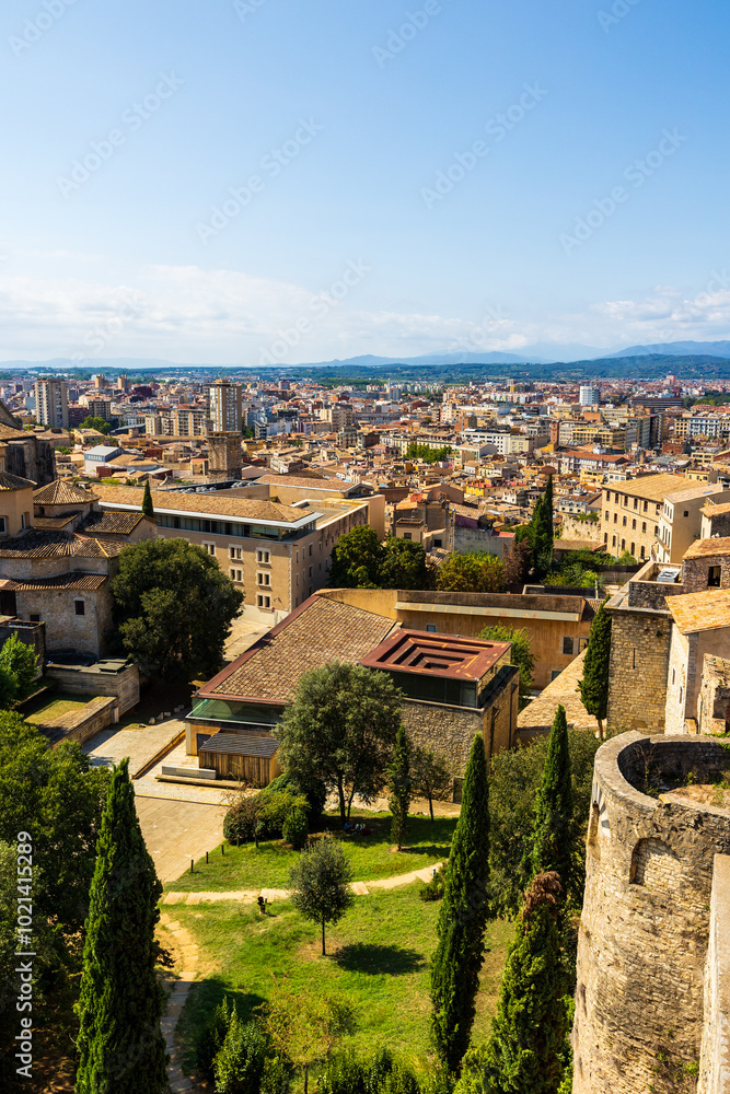 Fototapeta premium Centre de Gérone et ses immeubles éclectique vue depuis les remparts