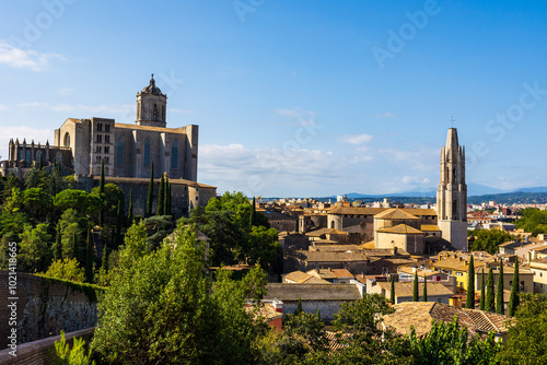 Panorama depuis les remparts sur Catedral de Santa Maria et la Basílica Sant Feliu de Gérone photo