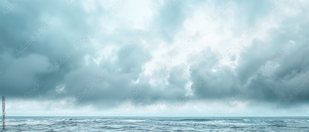 Obraz premium Overcast Sky with a Hint of Blue Above the Ocean