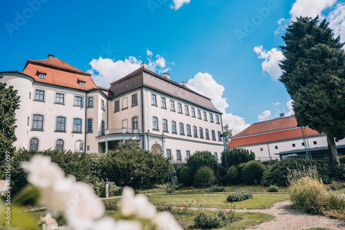 Schloss Großlaupheim, ein barockes Schloss im Herzen von Laupheim, Baden-Württemberg, erbaut im 16. Jahrhundert und heute Heimat des Museums zur Geschichte von Christen und Juden. photo