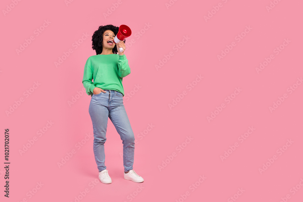 Full length photo of shiny attractive lady dressed green pullover screaming toa empty space isolated pink color background Full length photo of shiny attractive lady dressed green pullover screaming toa empty space isolated pink color background