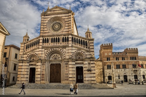 Obraz na płótnie Grosseto, Italien - 8. Februar 2024 - Kathedrale San Lorenzo und Palazzo Aldobrandeschi w salonie