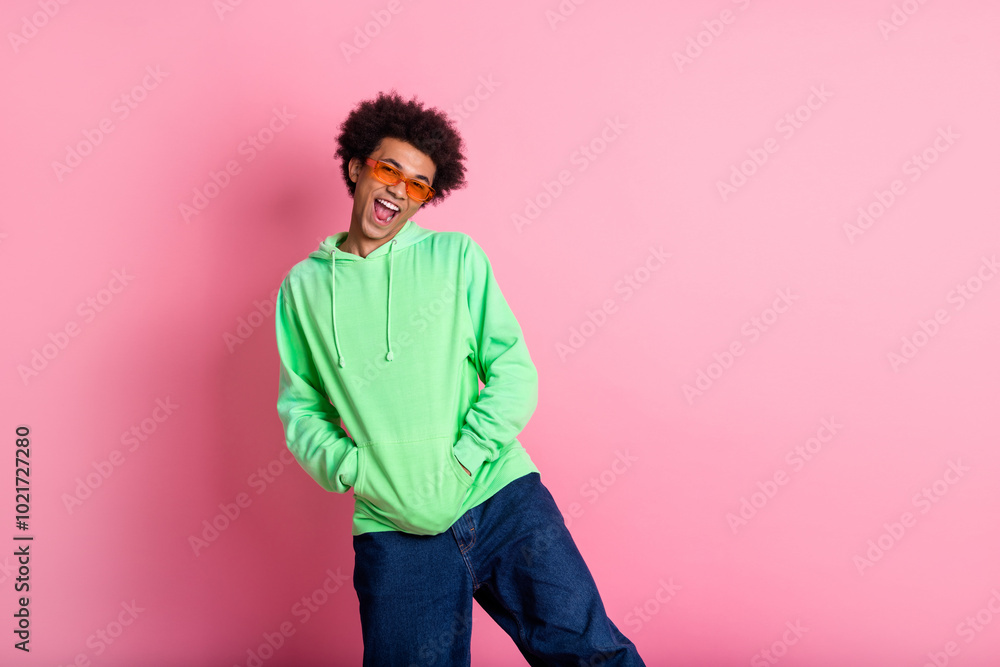 Φωτογραφία Photo of nice young man empty space ad wear green hoodie isolated on pink color