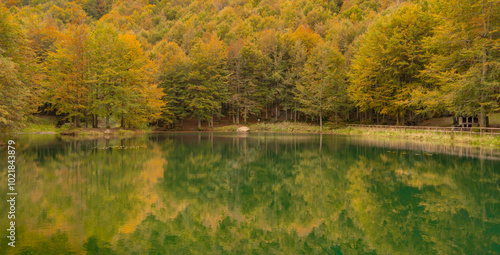 Il laghetto del Cavone in montagna in autunno