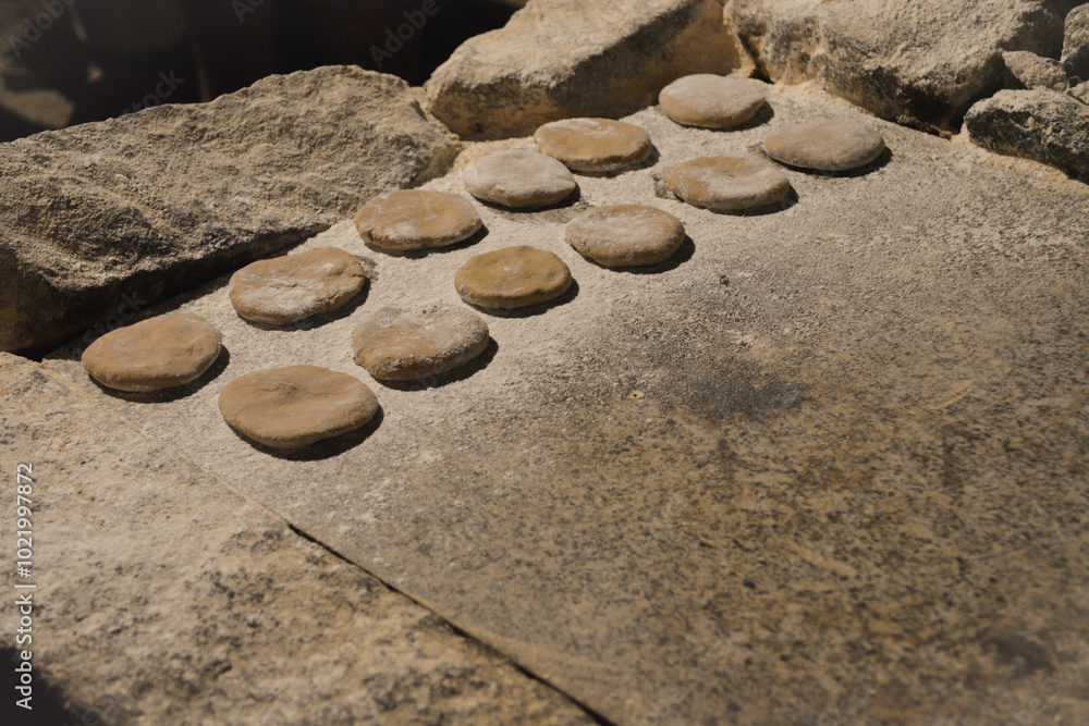 Obraz premium An installation of baking cookies on a stone during a medieval festival in Portugal. Concept of ecological food and ancient recipes