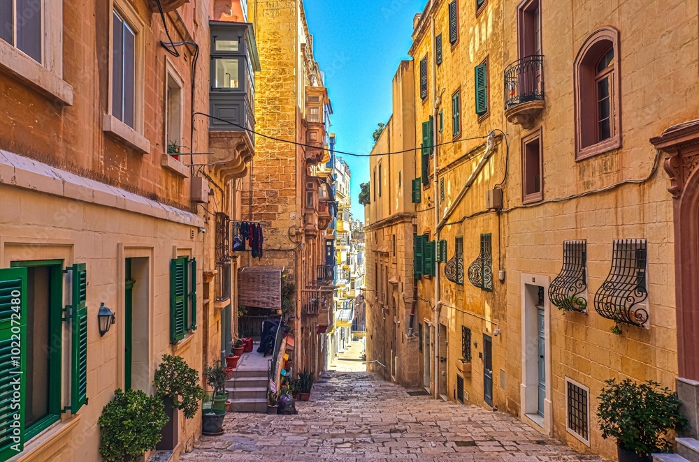 Obraz premium View of a Mediterranean alleyway in a historic old town on Malta.