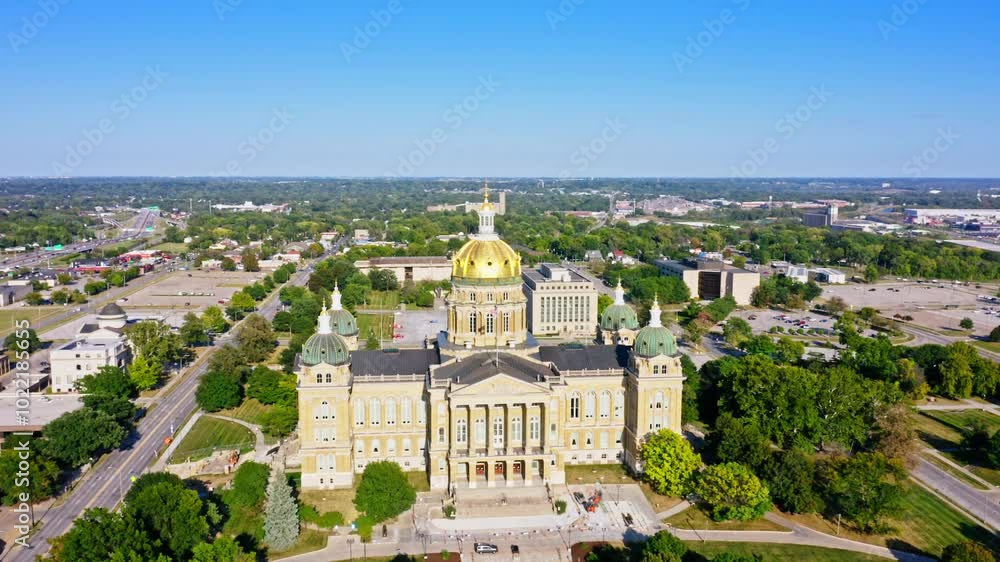 Iowa State Capitol, in Des Moines. The Iowa State Capitol houses the Senate, House of Representatives, the Offices of the Governor, Attorney General, Auditor, Treasurer, and Secretary of State Iowa State Capitol, in Des Moines. The Iowa State Capitol houses the Senate, House of Representatives, the Offices of the Governor, Attorney General, Auditor, Treasurer, and Secretary of State