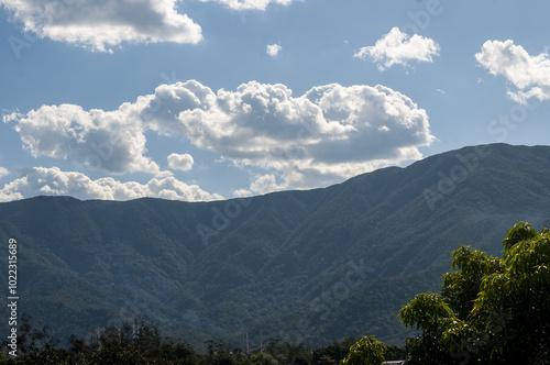 CÉU AZUL COM NUVENS