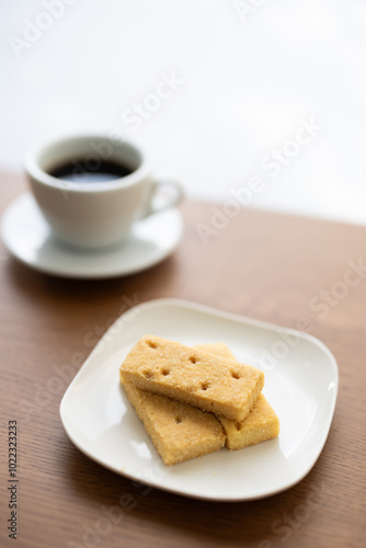 木製のテーブルの上に置かれたクッキー photo