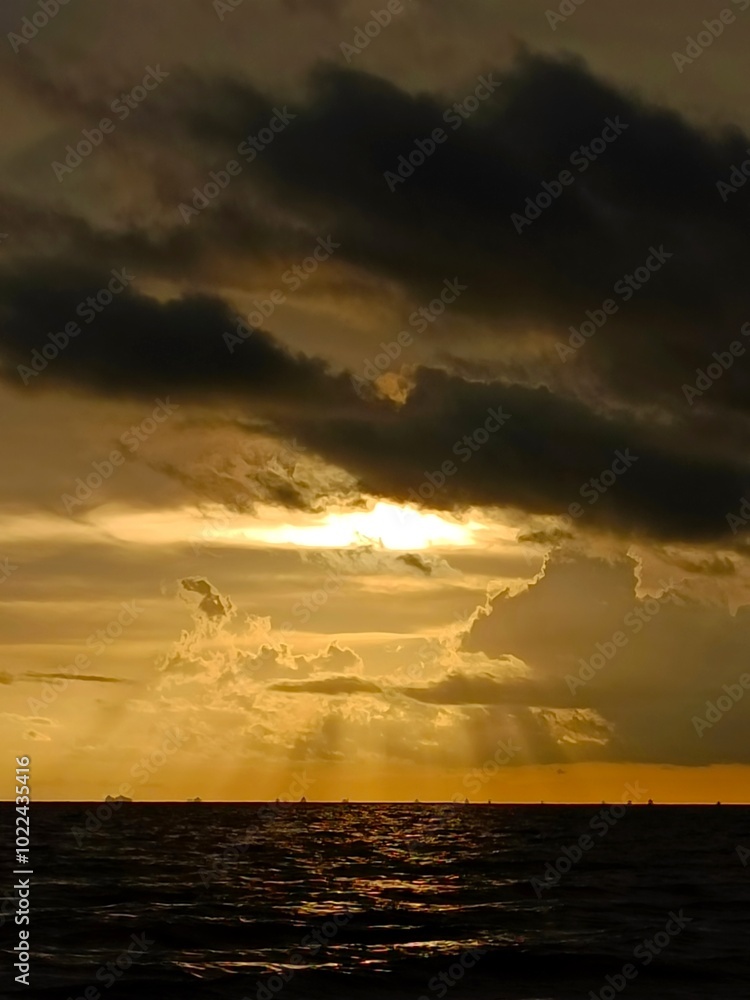 Obraz premium Sunset over the beach