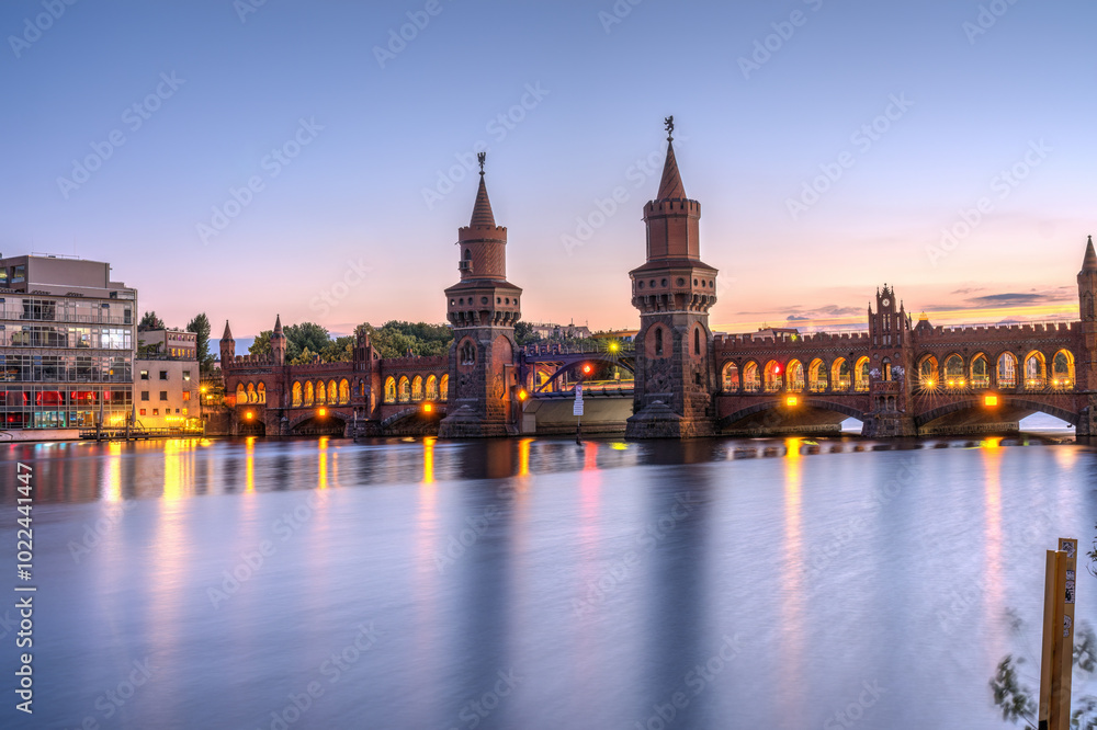 Naklejka premium The Oberbaum Bridge across the river Spree in Berlin after sunset