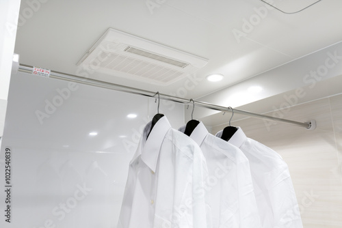 浴室換気暖房乾燥機のあるバスルーム