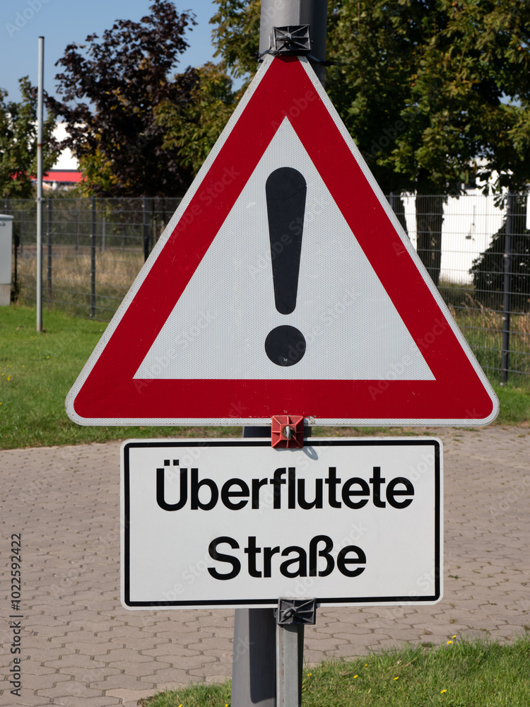 Hochwasser - Verkehrsschild - Warnung vor überfluteter Straße Hochwasser - Verkehrsschild - Warnung vor überfluteter Straße
