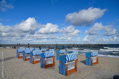 Strand mit Strandkörben an der Ostsee an sonnigen Herbsttag