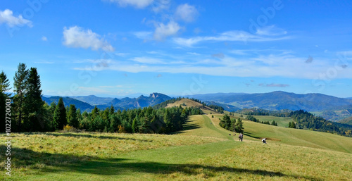 Fototapeta Naklejka Na Ścianę i Meble -  Panoramic view in Pieniny mountains on a warm and sunny autumn day, Szczawnica, Poland