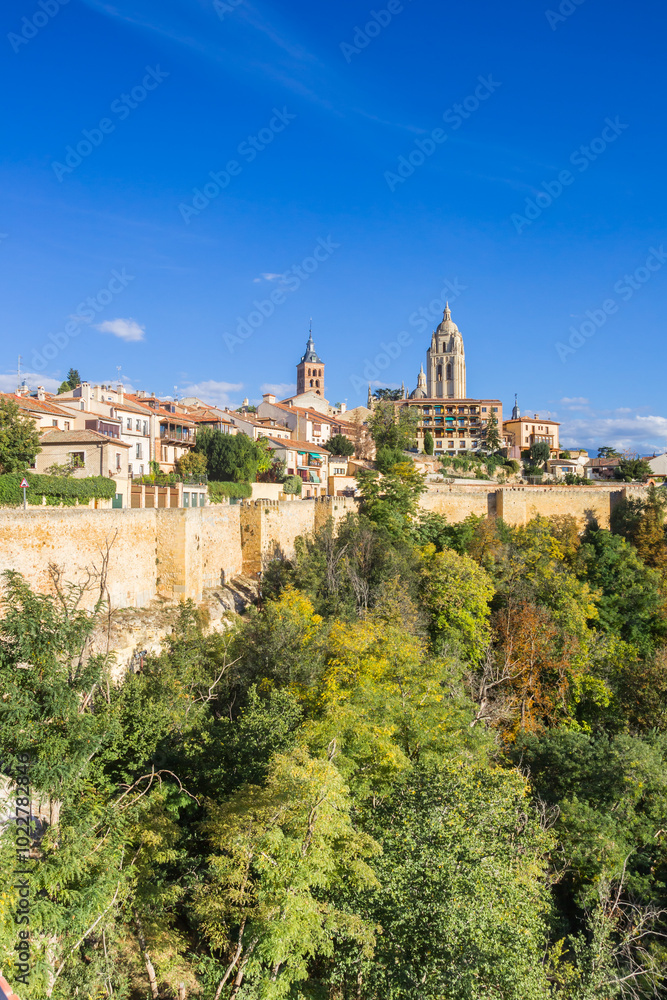 Obraz premium Autumn colors in front of the skyline of Segovia, Spain