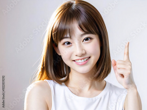 Wallpaper Mural 1のポーズで指差しをする笑顔の女性 Torontodigital.ca