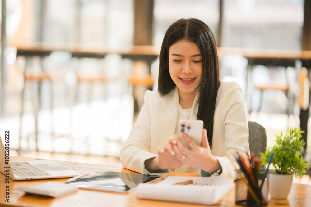 Asian business woman Working on paperwork at the office
Asian business woman Working on paperwork at the office